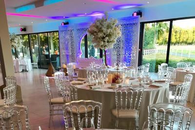 Miniature Location salle Rueil-Malmaison (Hauts-de-Seine) - Paris Country Club #5 Chambre d'hôtel lumineuse avec lit double, bureau bleu, fauteuil, télévision et balcon offrant une vue sur l'extérieur.