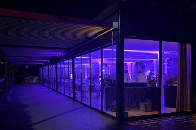 Miniature Location salle Rueil-Malmaison (Hauts-de-Seine) - Paris Country Club #29 Chambre d'hôtel lumineuse avec lit double, bureau bleu, fauteuil, télévision et balcon offrant une vue sur l'extérieur.