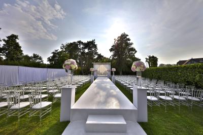 Miniature Location salle Rueil-Malmaison (Hauts-de-Seine) - Paris Country Club #11 Chambre d'hôtel lumineuse avec lit double, bureau bleu, fauteuil, télévision et balcon offrant une vue sur l'extérieur.