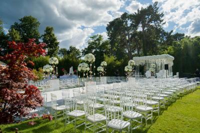 Miniature Location salle Rueil-Malmaison (Hauts-de-Seine) - Paris Country Club #12 Chambre d'hôtel lumineuse avec lit double, bureau bleu, fauteuil, télévision et balcon offrant une vue sur l'extérieur.