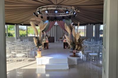 Miniature Location salle Rueil-Malmaison (Hauts-de-Seine) - Paris Country Club #23 Chambre d'hôtel lumineuse avec lit double, bureau bleu, fauteuil, télévision et balcon offrant une vue sur l'extérieur.