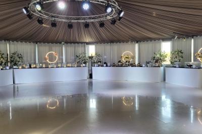 Miniature Location salle Rueil-Malmaison (Hauts-de-Seine) - Paris Country Club #21 Chambre d'hôtel lumineuse avec lit double, bureau bleu, fauteuil, télévision et balcon offrant une vue sur l'extérieur.