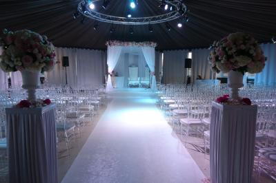 Miniature Location salle Rueil-Malmaison (Hauts-de-Seine) - Paris Country Club #25 Chambre d'hôtel lumineuse avec lit double, bureau bleu, fauteuil, télévision et balcon offrant une vue sur l'extérieur.