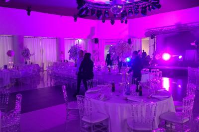 Miniature Location salle Rueil-Malmaison (Hauts-de-Seine) - Paris Country Club #24 Chambre d'hôtel lumineuse avec lit double, bureau bleu, fauteuil, télévision et balcon offrant une vue sur l'extérieur.