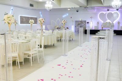 Miniature Location salle Brétigny-sur-Orge (Essonne) - Aya Réception #9 Buffet élégant avec une présentation variée de bouchées salées et sucrées sur des plateaux dorés en salle lumineuse.