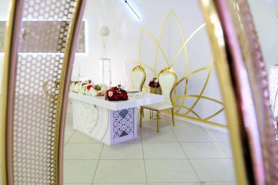 Miniature Location salle Brétigny-sur-Orge (Essonne) - Aya Réception #14 Buffet élégant avec une présentation variée de bouchées salées et sucrées sur des plateaux dorés en salle lumineuse.