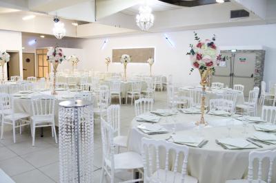 Miniature Location salle Brétigny-sur-Orge (Essonne) - Aya Réception #20 Buffet élégant avec une présentation variée de bouchées salées et sucrées sur des plateaux dorés en salle lumineuse.