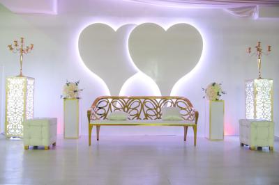 Miniature Location salle Brétigny-sur-Orge (Essonne) - Aya Réception #22 Buffet élégant avec une présentation variée de bouchées salées et sucrées sur des plateaux dorés en salle lumineuse.