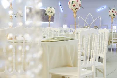 Miniature Location salle Brétigny-sur-Orge (Essonne) - Aya Réception #13 Buffet élégant avec une présentation variée de bouchées salées et sucrées sur des plateaux dorés en salle lumineuse.