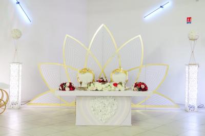 Miniature Location salle Brétigny-sur-Orge (Essonne) - Aya Réception #17 Buffet élégant avec une présentation variée de bouchées salées et sucrées sur des plateaux dorés en salle lumineuse.