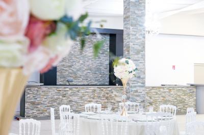 Miniature Location salle Brétigny-sur-Orge (Essonne) - Aya Réception #6 Buffet élégant avec une présentation variée de bouchées salées et sucrées sur des plateaux dorés en salle lumineuse.