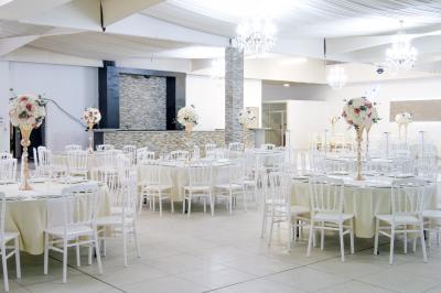 Miniature Location salle Brétigny-sur-Orge (Essonne) - Aya Réception #12 Buffet élégant avec une présentation variée de bouchées salées et sucrées sur des plateaux dorés en salle lumineuse.