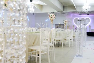 Miniature Location salle Brétigny-sur-Orge (Essonne) - Aya Réception #11 Buffet élégant avec une présentation variée de bouchées salées et sucrées sur des plateaux dorés en salle lumineuse.