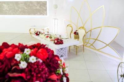 Miniature Location salle Brétigny-sur-Orge (Essonne) - Aya Réception #24 Buffet élégant avec une présentation variée de bouchées salées et sucrées sur des plateaux dorés en salle lumineuse.