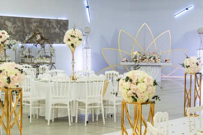 Miniature Location salle Brétigny-sur-Orge (Essonne) - Aya Réception #10 Buffet élégant avec une présentation variée de bouchées salées et sucrées sur des plateaux dorés en salle lumineuse.