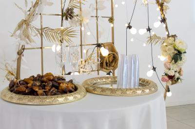 Miniature Location salle Brétigny-sur-Orge (Essonne) - Aya Réception #25 Buffet élégant avec une présentation variée de bouchées salées et sucrées sur des plateaux dorés en salle lumineuse.