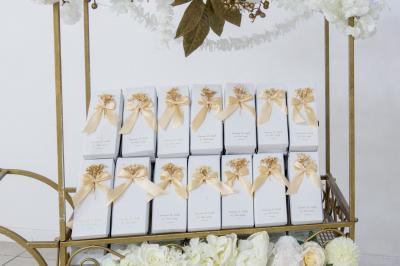 Miniature Location salle Brétigny-sur-Orge (Essonne) - Aya Réception #32 Buffet élégant avec une présentation variée de bouchées salées et sucrées sur des plateaux dorés en salle lumineuse.