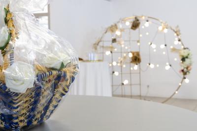 Miniature Location salle Brétigny-sur-Orge (Essonne) - Aya Réception #26 Buffet élégant avec une présentation variée de bouchées salées et sucrées sur des plateaux dorés en salle lumineuse.