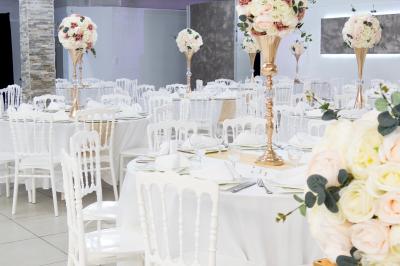 Miniature Location salle Brétigny-sur-Orge (Essonne) - Aya Réception #30 Buffet élégant avec une présentation variée de bouchées salées et sucrées sur des plateaux dorés en salle lumineuse.