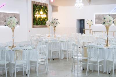 Miniature Location salle Brétigny-sur-Orge (Essonne) - Aya Réception #3 Buffet élégant avec une présentation variée de bouchées salées et sucrées sur des plateaux dorés en salle lumineuse.