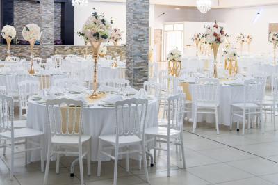 Miniature Location salle Brétigny-sur-Orge (Essonne) - Aya Réception #34 Buffet élégant avec une présentation variée de bouchées salées et sucrées sur des plateaux dorés en salle lumineuse.