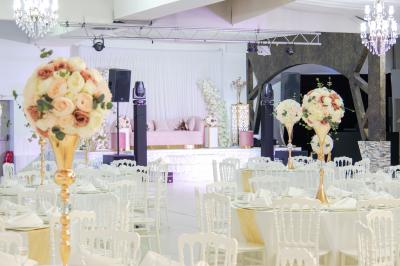 Miniature Location salle Brétigny-sur-Orge (Essonne) - Aya Réception #1 Buffet élégant avec une présentation variée de bouchées salées et sucrées sur des plateaux dorés en salle lumineuse.