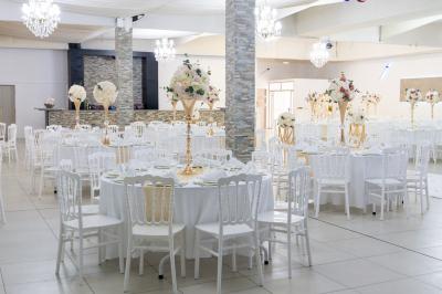 Miniature Location salle Brétigny-sur-Orge (Essonne) - Aya Réception #7 Buffet élégant avec une présentation variée de bouchées salées et sucrées sur des plateaux dorés en salle lumineuse.