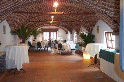 Miniature Location salle Tournai (Hainaut) - Domaine du Blanc Maisnil #13 Plateau de fruits de mer et poissons décoré avec des crustacés, un requin et des éléments végétaux sur une table.