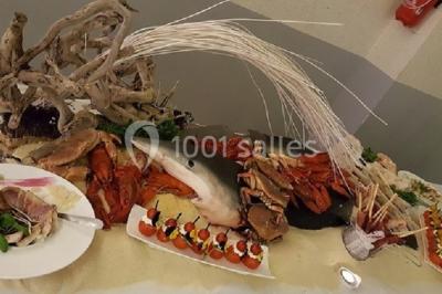 Miniature Location salle Tournai (Hainaut) - Domaine du Blanc Maisnil #24 Plateau de fruits de mer et poissons décoré avec des crustacés, un requin et des éléments végétaux sur une table.