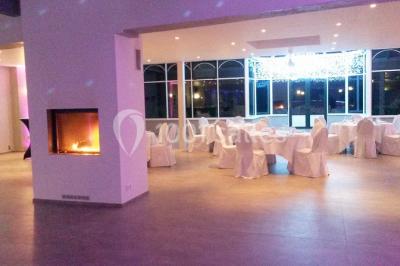 Miniature Location salle Tournai (Hainaut) - Domaine du Blanc Maisnil #6 Plateau de bouchées apéritives variées avec macarons salés, canapés garnis et fleurs comestibles sur ardoise noire.