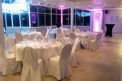 Miniature Location salle Tournai (Hainaut) - Domaine du Blanc Maisnil #5 Plateau de bouchées apéritives variées avec macarons salés, canapés garnis et fleurs comestibles sur ardoise noire.