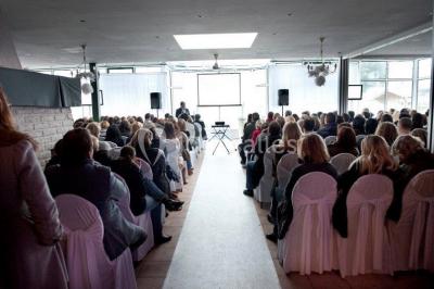 Miniature Location salle Tournai (Hainaut) - Domaine du Blanc Maisnil #2 Plateau de bouchées apéritives variées avec macarons salés, canapés garnis et fleurs comestibles sur ardoise noire.