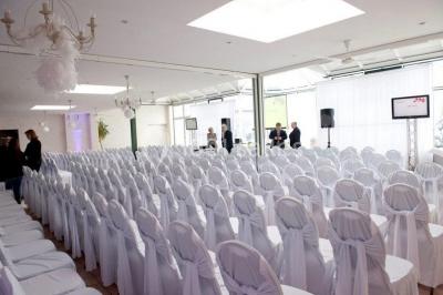 Miniature Location salle Tournai (Hainaut) - Domaine du Blanc Maisnil #3 Plateau de bouchées apéritives variées avec macarons salés, canapés garnis et fleurs comestibles sur ardoise noire.