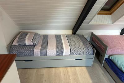 Miniature Location salle Rostrenen (Côtes-d'Armor) - Domaine Un Jour Parfait #15 Chambre moderne avec mur vert, lit double décoré de coussins, luminaires muraux et tapis clair au sol.