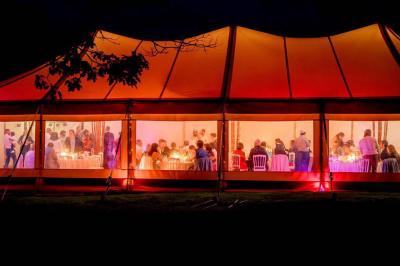 Miniature Location salle Rostrenen (Côtes-d'Armor) - Domaine Un Jour Parfait #8 Chambre moderne avec mur vert, lit double décoré de coussins, luminaires muraux et tapis clair au sol.