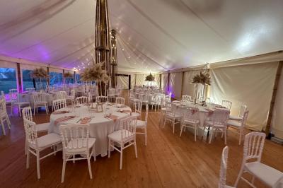 Miniature Location salle Rostrenen (Côtes-d'Armor) - Domaine Un Jour Parfait #3 Chambre moderne avec mur vert, lit double décoré de coussins, luminaires muraux et tapis clair au sol.