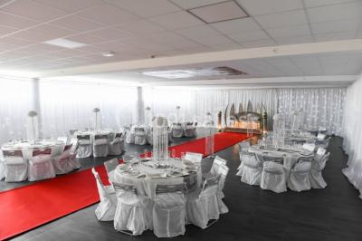 Miniature Location salle Hénin-Beaumont (Pas-de-Calais) - Team Square Events #18 Salle de réception décorée avec des tables rondes dressées, nappes blanches, chandeliers et tapis rouge central.