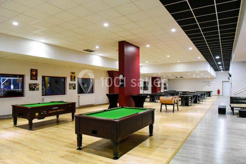 Location salle Hénin-Beaumont (Pas-de-Calais) - Team Square Events #13 Salle de loisirs avec tables de billard, sol en parquet, murs clairs et éclairage au plafond.