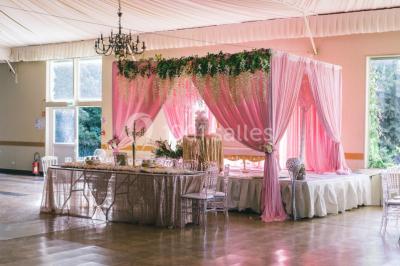 Parking extérieur avec plusieurs voitures stationnées, entouré d'arbres et offrant une vue dégagée au loin.