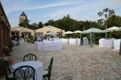 Parking extérieur avec plusieurs voitures stationnées, entouré d'arbres et offrant une vue dégagée au loin.