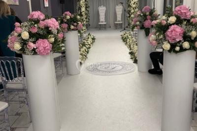 Parking extérieur avec plusieurs voitures stationnées, entouré d'arbres et offrant une vue dégagée au loin.