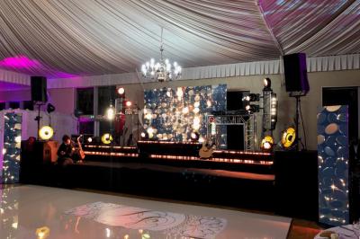 Parking extérieur avec plusieurs voitures stationnées, entouré d'arbres et offrant une vue dégagée au loin.