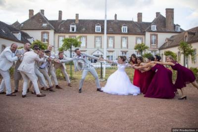 Parking extérieur avec plusieurs voitures stationnées, entouré d'arbres et offrant une vue dégagée au loin.