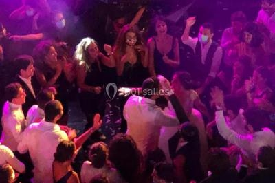 Parking extérieur avec plusieurs voitures stationnées, entouré d'arbres et offrant une vue dégagée au loin.