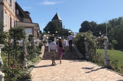 Parking extérieur avec plusieurs voitures stationnées, entouré d'arbres et offrant une vue dégagée au loin.