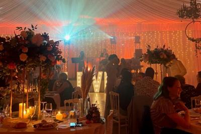 Parking extérieur avec plusieurs voitures stationnées, entouré d'arbres et offrant une vue dégagée au loin.