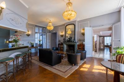 Parking extérieur avec plusieurs voitures stationnées, entouré d'arbres et offrant une vue dégagée au loin.