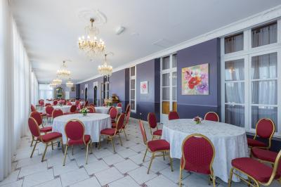 Parking extérieur avec plusieurs voitures stationnées, entouré d'arbres et offrant une vue dégagée au loin.