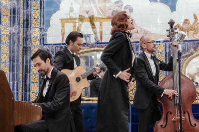 Miroirs ronds dorés reflétant des carreaux colorés ornés de motifs et illustrations dans un décor vibrant.