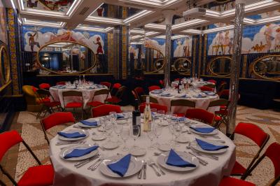 Miniature Location salle Paris 2 (Paris) - Aux Belles Poules #8 Miroirs ronds dorés reflétant des carreaux colorés ornés de motifs et illustrations dans un décor vibrant.